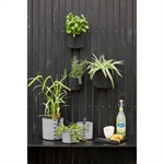 Lübech Living Outdoor Eco-felt plantepotte sort og grå på væg - Fransenhome